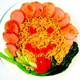 Hình ảnh Mì xào xúc xích đức ốp la