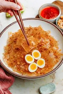Hình ảnh Bánh tráng trộn sa tế trứng