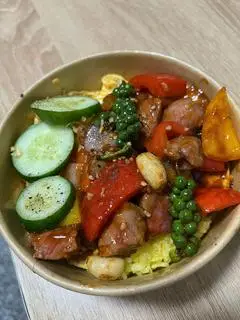 Hình ảnh Cơm bò sốt tiêu xanh phủ trứng