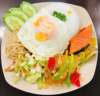 Hình ảnh Cơm đùi gà chiên mắm trứng chả bì