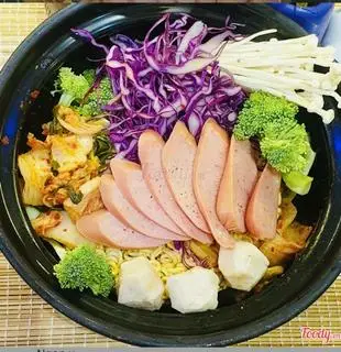 Hình ảnh Mỳ Cay Xúc Xích Sinh Viên 