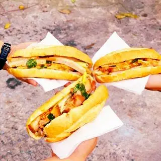 Hình ảnh Bánh Mì Thập Cẩm+Heo quay+Chà bông 