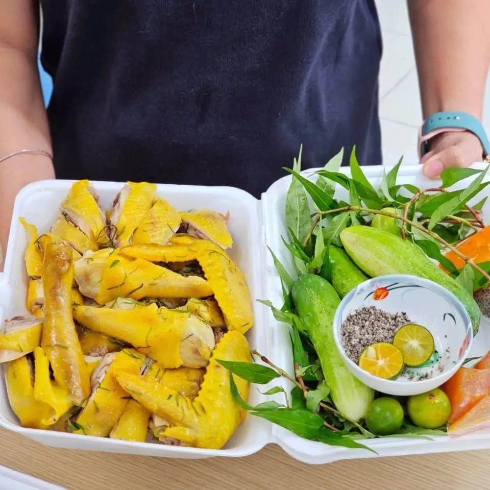 Hình ảnh Gà Hấp Lá Chanh Nguyên Con Chặt Sẵn