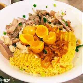 Hình ảnh Mì trộn Đặt biệt gà xé, lòng và trứng non 