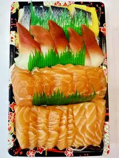 Hình ảnh Sashimi set 5 - 200gr cá hồi - nửa thanh cá trích - 4-5 miếng sò đỏ