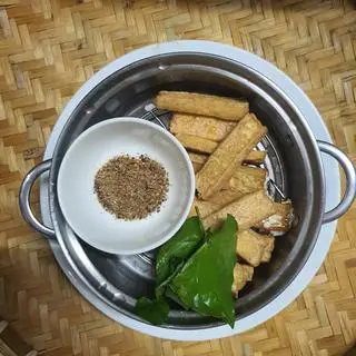 Hình ảnh tàu hủ chiên giòn ăn kèm muối tiêu rang đặc biệt