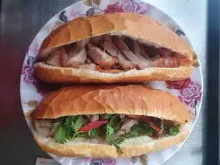 Hình ảnh Bánh mì heo quay nạc nhiều 