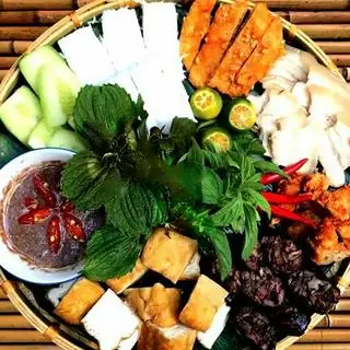 Hình ảnh Đậu - chả - thịt - nem - dồi - Kèm kẹo