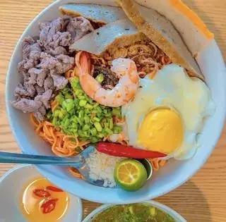 Hình ảnh MÌ TRỘN TRỨNG LÒNG ĐÀO CHẢ CÁ + THỊT BÒ