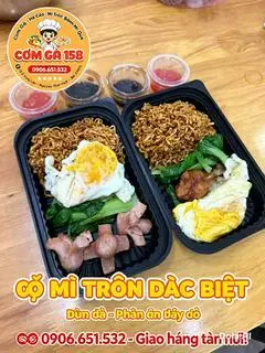 Hình ảnh Mì trộn xúc xích + trứng + gà nhỏ 