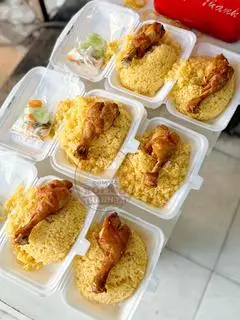 Hình ảnh Cơm gà xối mỡ đùi nhỏ