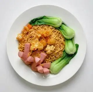 Hình ảnh Mì trộn tóp mỡ xúc xích