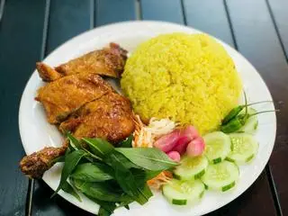 Hình ảnh Cơm gà chiên mắm đùi góc tư