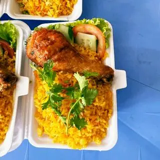 Hình ảnh Cơm đùi gà chiên giòn