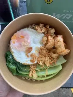 Hình ảnh Mì trộn trứng - tóp mỡ