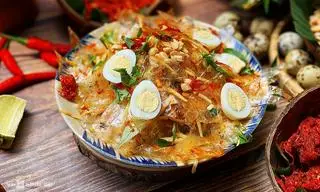 Hình ảnh Bánh tráng trộn đầy đủ tóp mỡ trứng cút khô bò 