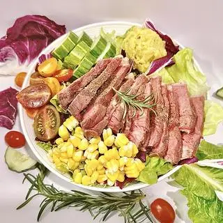 Hình ảnh Sous vide Topblade Steak Salad / 수비드 부채살 샐러드 / Salad Sous vide Lõi vai bò 