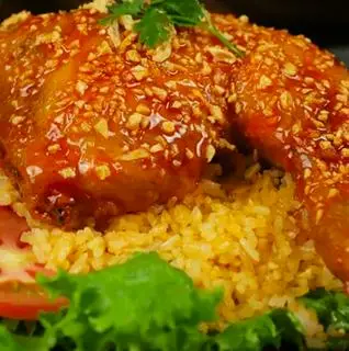 Hình ảnh Cơm gà sốt mắm tỏi gốc tư 