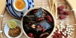 Hình ảnh Gà ác tiềm thuốc Bắc