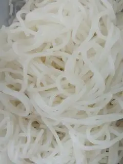 Hình ảnh sợi bún to (bún huế) thêm