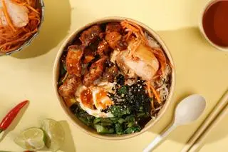 Hình ảnh Cơm trộn thịt heo xào cay