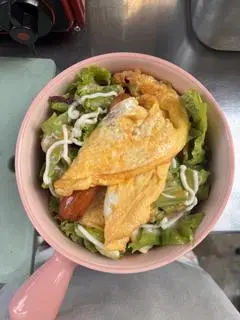 Hình ảnh Salad Trộn Trứng Xúc Xích