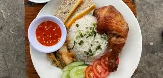 Hình ảnh Cơm Đùi Gà Chả 