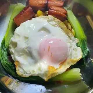 Hình ảnh Mì trộn indome trứng ốp la xúc xích 