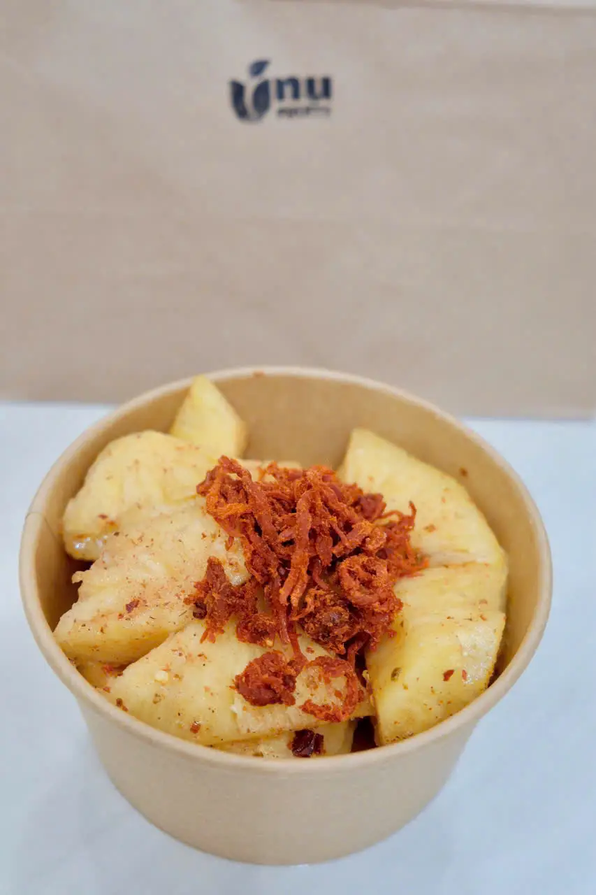 Hình ảnh Box dứa lắc muối ớt kèm bò khô thơm ngon 500gr