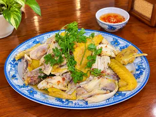 Hình ảnh gà nguyên con hấp muối 
