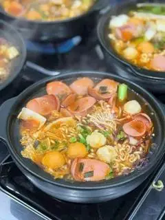 Hình ảnh Mì cay kim chi bò