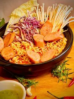 Hình ảnh Mì cay xúc xích