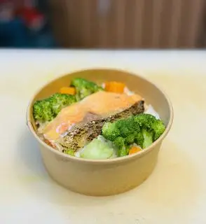 Hình ảnh Cơm cá hồi nướng sốt chanh dây