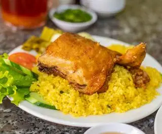 Hình ảnh cơm gà mắm tỏi má đùi 