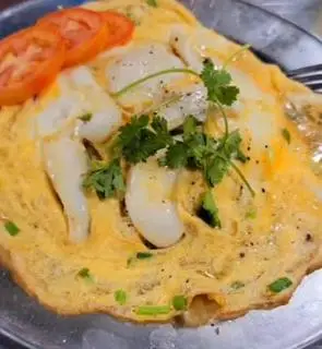 Hình ảnh Cơm mực phủ trứng