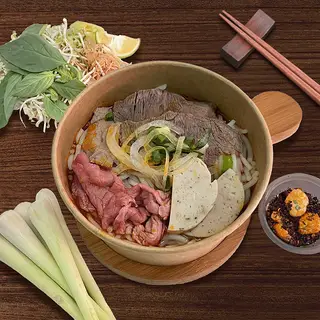 Hình ảnh Bún bò Huế Tái nạm chả
