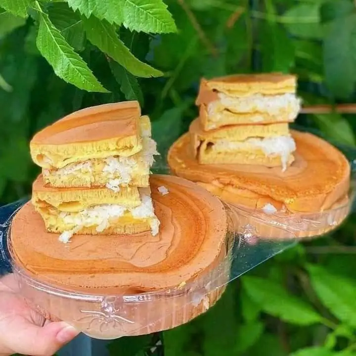 Hình ảnh Nữa bánh vàng nhân dừa đậu phộng