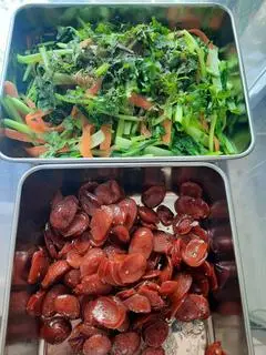 Hình ảnh Cơm xúc xích và rau xào