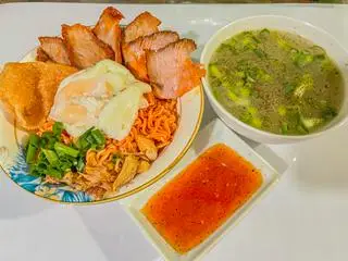 Hình ảnh Mì trộn trứng lòng đào xá xíu