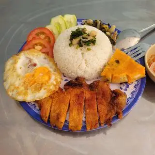 Hình ảnh Cơm Tấm Sườn Chả Trứng Ốp La