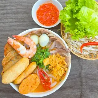 Hình ảnh Bánh canh ghẹ đặc biệt nhiều topping
