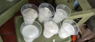 Hình ảnh dừa cốc có cùi kèm đá rieng