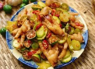 Hình ảnh Chân gà rút xương lắc cốc xoài size khổng lồ 