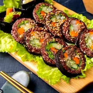 Hình ảnh Kimbap cơm lứt kèm salad trứng