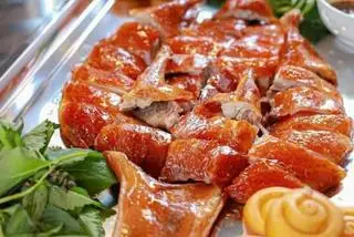 Hình ảnh 1/2 vịt da giòn + 2 bánh bao hoặc 1 bánh mỳ