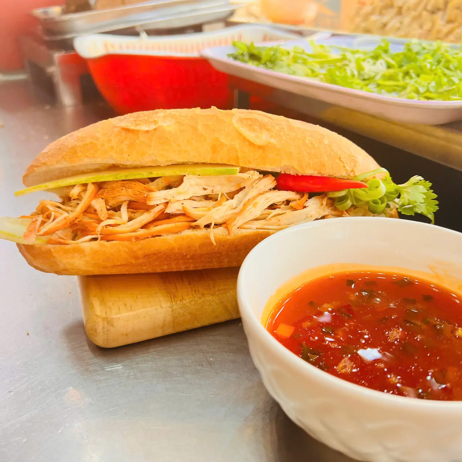 Hình ảnh Bánh mì gà xé