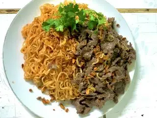 Hình ảnh Mì xào bò lăn lê
