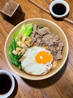 Hình ảnh Mì trộn bò trứng tóp mỡ - 1 chai sâm lạnh đường phèn