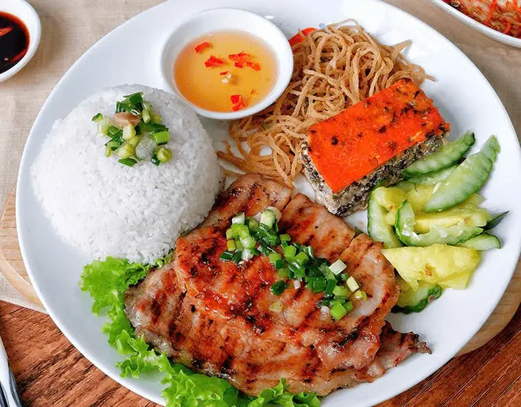 Hình ảnh Cơm tấm sườn nướng chả trứng