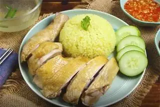 Hình ảnh Cơm gà góc 4 chặt lá chanh (Gà đồi Ban Mê dai dai, ngọt thịt, đậm hương vị Tây Nguyên)